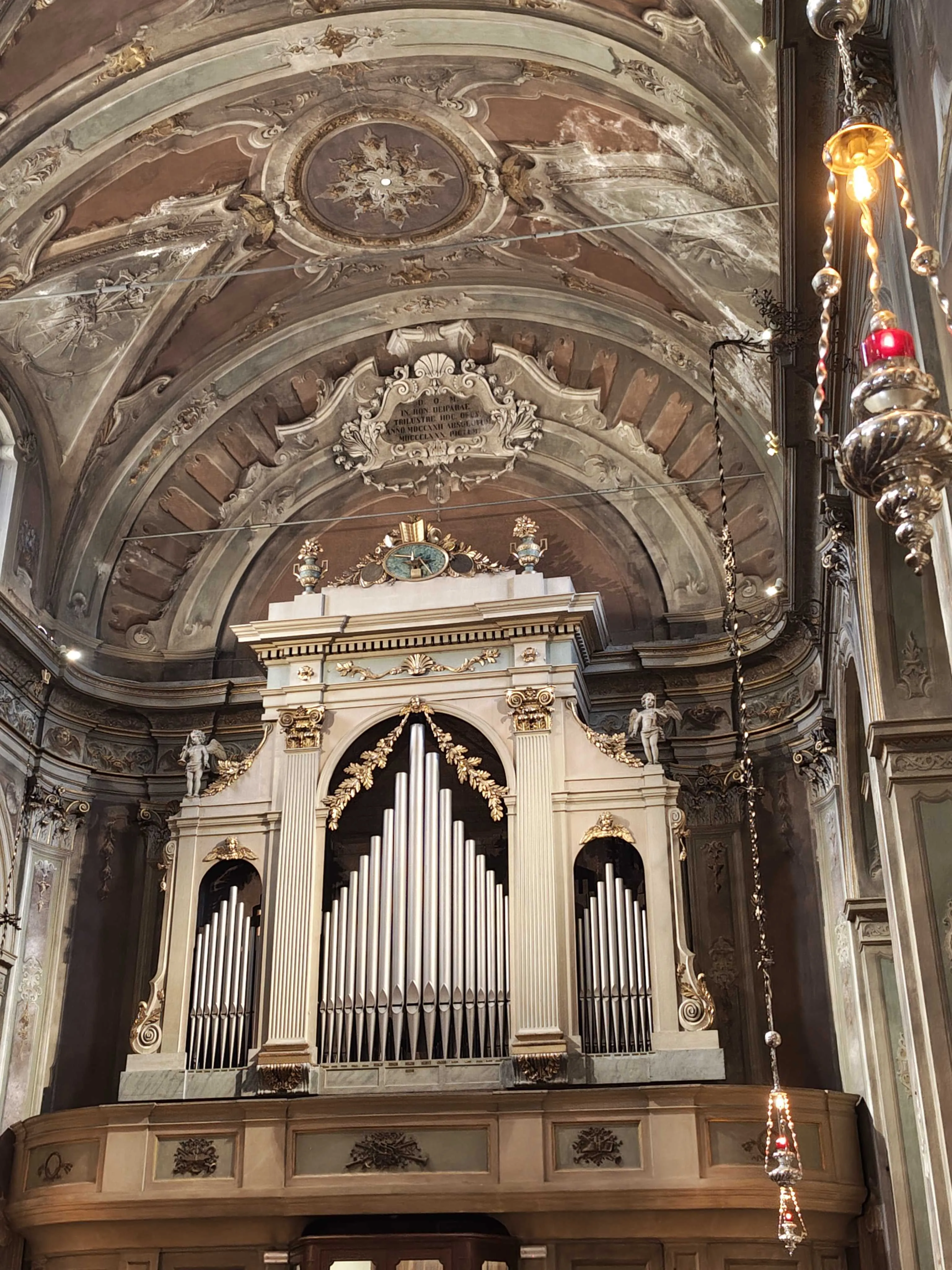 The console of the organ in Santa Maria Assunta