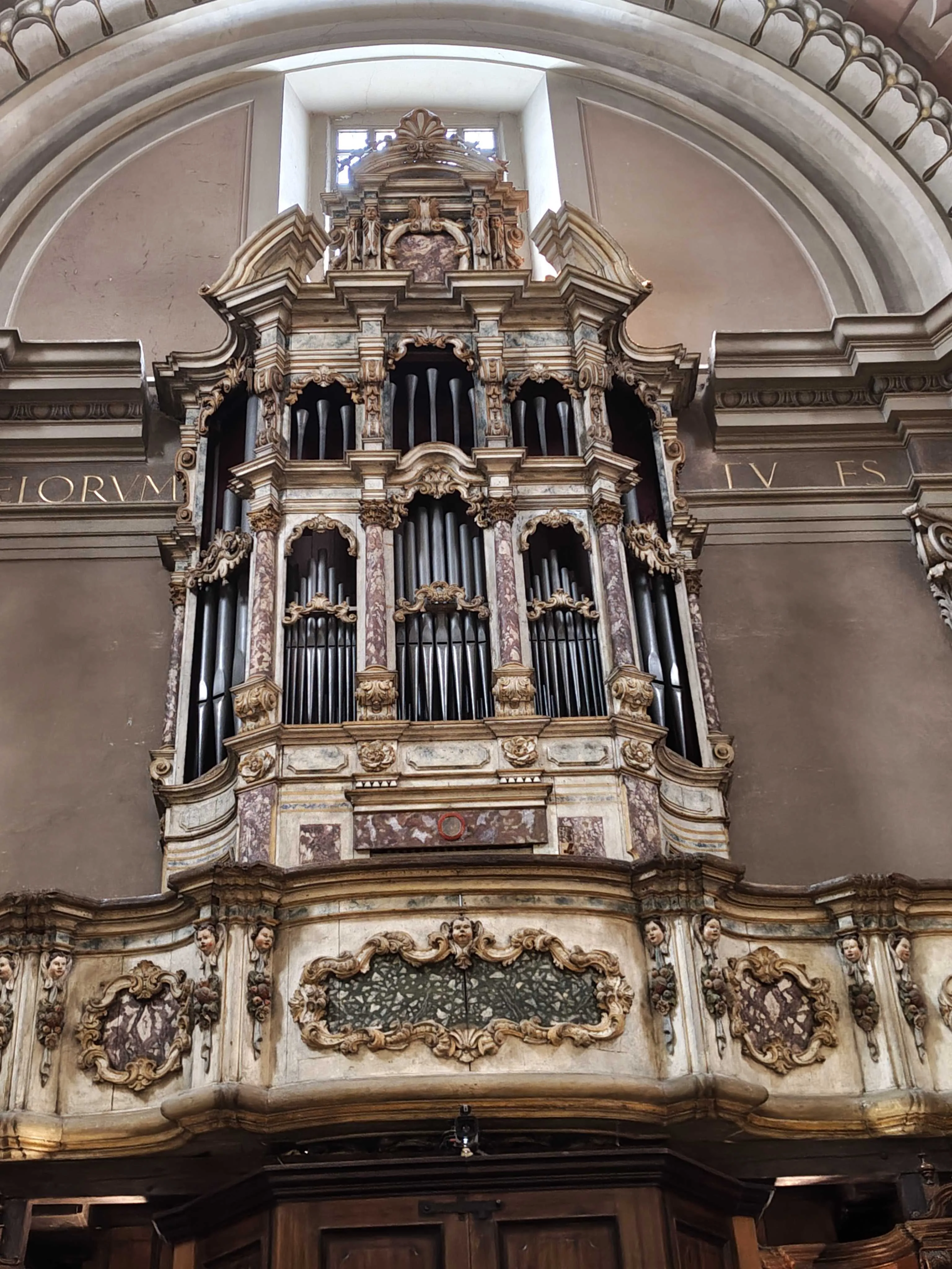 The organ in Santi Pietro e Paolo, Torri del Benaco